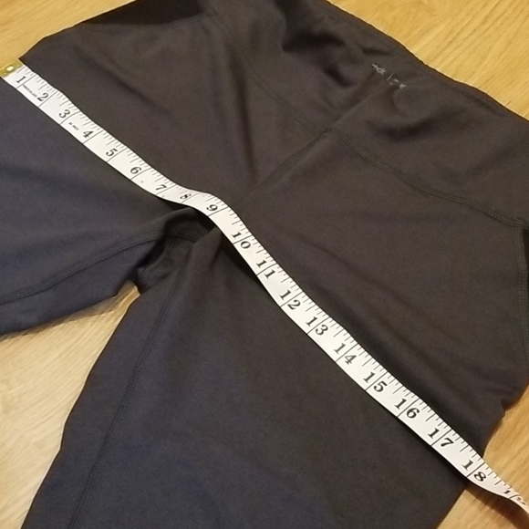 💥3/$10💥Reebok Workout Capris with Key Pocket - Picture 7 of 10